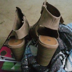 Dolcetta tan buckle shoes